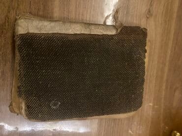 maraqlı kitab şəkilləri: Bu köhnə kitab parçadan hazırlanmış üz qabığı və saralmış səhifələri — 2