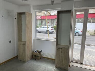 Другое оборудование для магазинов: Aksesuar vitrini 2 ədəddir. Birinin şüşə qapısı var digərinin isə — 2