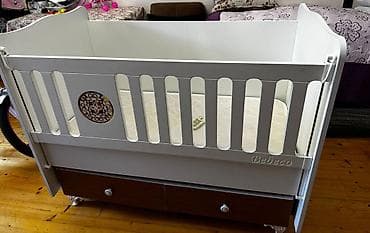 Oğlan və qız üçün, Dördbucaq, Beşik, Dəstsiz, Matras ilə, Yellənmə mexanizmsiz