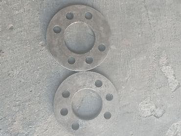 şayba: Metal flanslar / ara halqalar dəsti. Şəkillərdə 2 ədəd dairəvi metal — 1