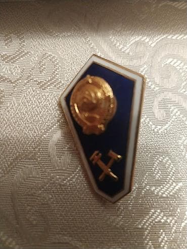 sədərəkdə kişi geyimləri: Sovet dövrünə aid 2 ədəd metal nişan dəsti. 1) Qırmızı beşguşəli — 2