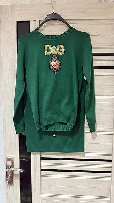 Yaşıl rəngli qadın trikotaj dəsti: uzun qollu sviter və ətək. -