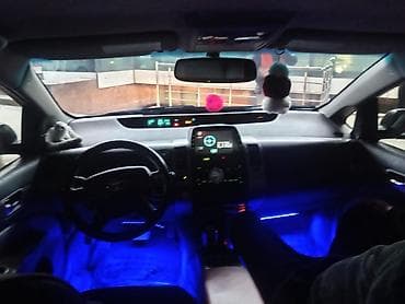 qalmaq şərti ilə prius: Toyota Prius hibrid hetçbek, qırmızı rəng. - Kuzov: 5 qapı — 10