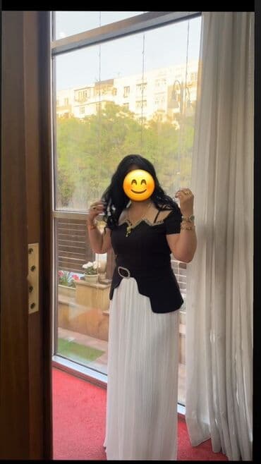 Dəstlər, kostyumlar: Zərif qadın geyim dəsti - Üst hissə: çiyinləri açıq, qara rəngli — 2