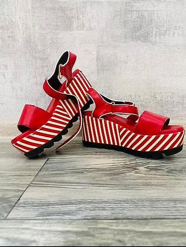 flo ayaqqabi instagram: Qırmızı platforma sandallar - Dizayn: Parlaq qırmızı üst hissə — 1