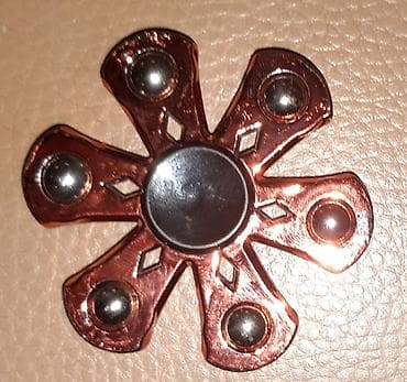 Yeni alınmış qırmızl rəngli stres çarxı.Az işlənilib.Tutqac yerinin