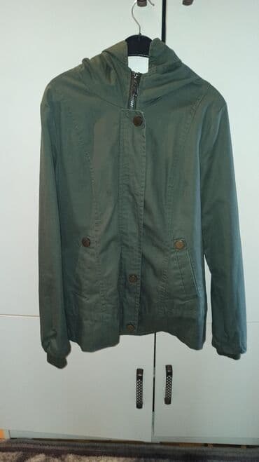 Xaki rengde kurtka, yenidir,geyinilmeyib, razmer m/L, arxasinda