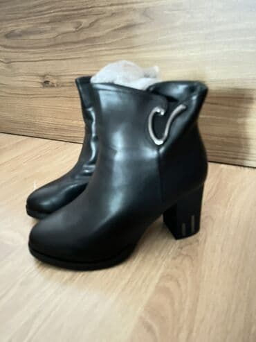 Tuflilər: Qadın botları – qara rəng - Model: qısa boğaz, topuqlu - Rəng: qara - — 2