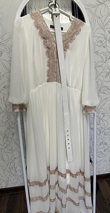 rezin şifon fasonlar: Zərif axıcı fakturalı, krem rəngdə uzun paltar. V-kəsim yaxa və ətək — 2