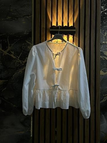 Ağ rəngli qadın koftası/bluzu - Klassik dairəvi yaxa - Ön hissədə üç