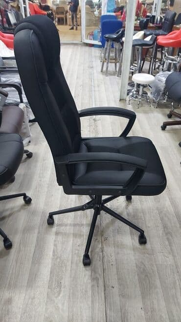 офисные кресла: Новый, С колесиками, Рукояти не регулируются, Кожа — 3