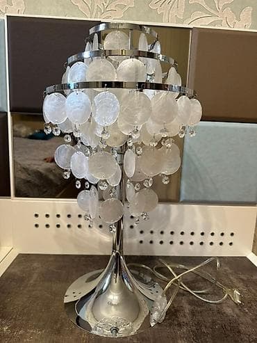 Gümüşü rəngdə, üç pilləli, dəniz qabıqları və büllur asqıları olan