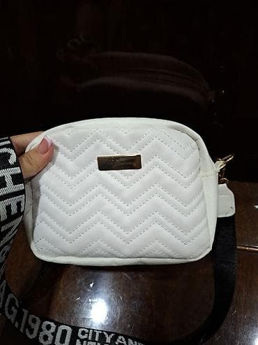 Ağ rəngli, kompak və yüngül çiyin/çapraz çanta. Ön hissədə ziqzaq