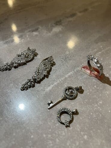 firuzə qaşlı uzuklər: Gümüş zinət əşyaları – 4parça. Təmiz gümüşdür Hamısını birlikdə 130 — 6