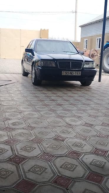 Mercedes-Benz C‑Class (W202) sedan - Kuzov: 4 qapılı sedan, qara rəng
