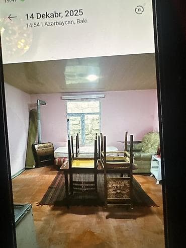 Bakı, Azərbaycan – həyət evi otağı - Geniş, işıqlı otaq; tavanı taxta