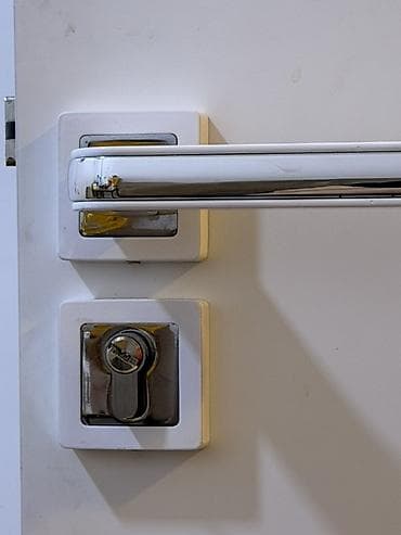 Ağ rəngli interyer qapısı – minimalistik dizayn 1 eded 100 azn.tecili — 2