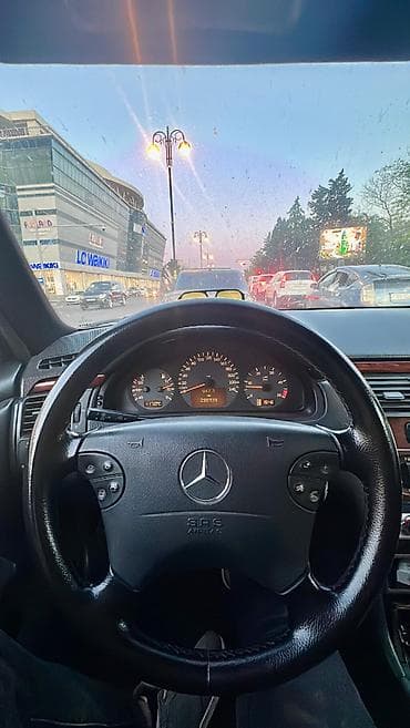 afdamabiler: Mercedes-Benz E 220: 2.2 l | 2000 il Sedan — 2
