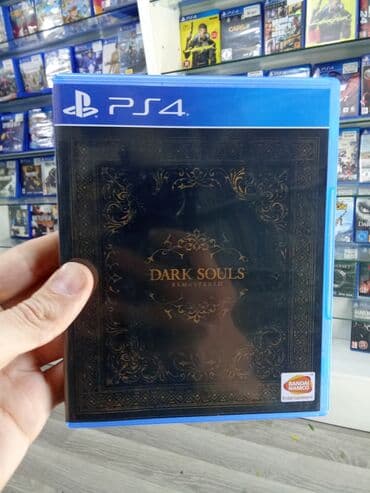 PS4 üçün "Dark Souls Remastered" oyunu. Qara rəngli, üzərində qızılı