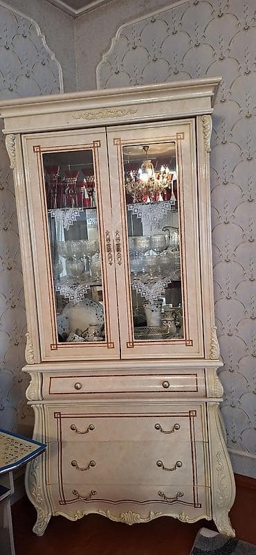 2 ci el stol: Klassik üslubda vitrin-bufet - Rəng: krem/ivori, qızılı və qəhvəyi — 1