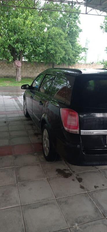 опель зафира а: Qara rəngdə olan Opel Astra universal avtomobili. Avtomobilin ön — 7