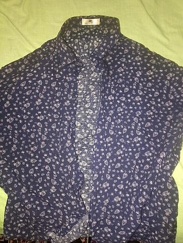 Kişi köynəyi – göy rəngli, xırda ağ çiçək naxışlı. - Model: klassik