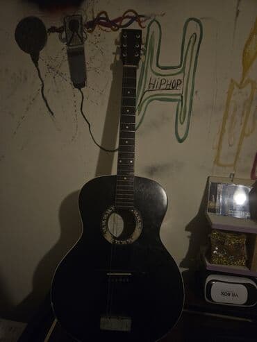 Гитары: Akkustik gitara – klassik korpus, qara rəng. - 6 sim, 12 pərdən ibarət — 1