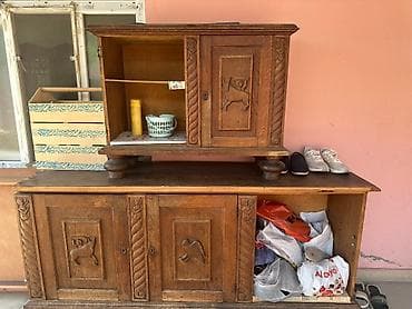 bufet: Bu klassik taxta bufet iki hissədən ibarətdir: aşağı hissə daha geniş — 2