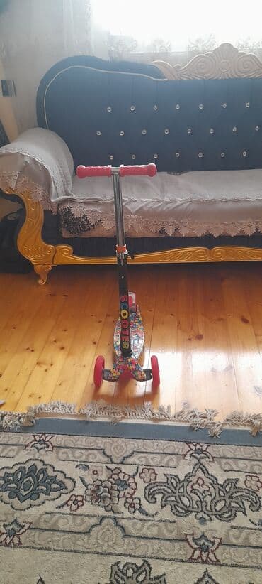 skuterlər uşaqlar ucun: Uşaq skuterı - Üç təkərli quruluş: ön hissədə iki, arxada bir təkər – — 1