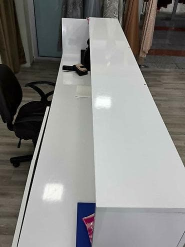 bar stolu: Ağ rəngli resepsiyon/qarşılama masası - Minimalist dizayn, parlaq ağ — 1