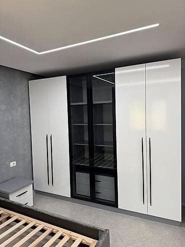 Ağ-səthli, qara detallar ilə modern qarderob şkafı - Ölçü: təxmini 4