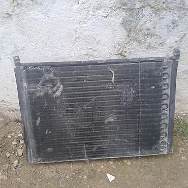 Mercedes avtamabilin Kondisaner Radiatoru Peri üzerinde per işlekdir