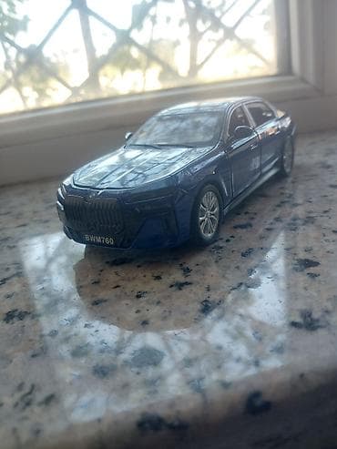 mini disk: Mavi rəngli BMW 760 model avtomobil maketi. Real avtomobil dizaynına — 1