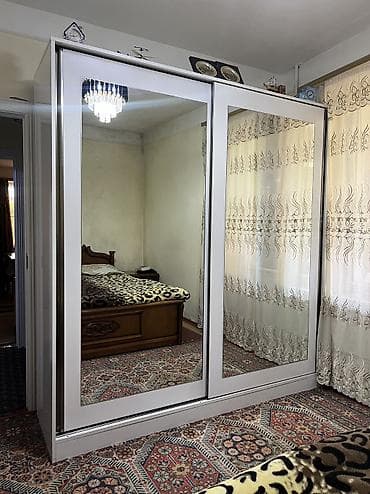 Шкафы: 2.10x2.05x60 geniş şifonyer. İki sürgülü qapılı, güzgülü. Bir tərəfi — 3