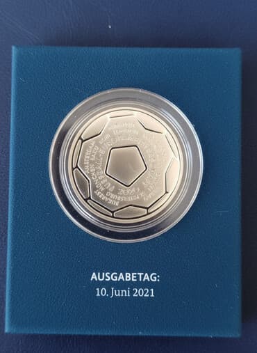 Чемпионат Европы по футболу.Серебряная монета Аg925,диам.32,5 мм,вес