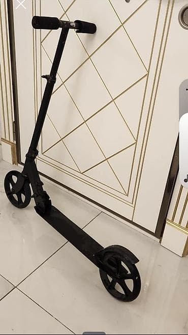 Şəhər içi rahat hərəkət üçün yüngül və praktik şəhər skuterı