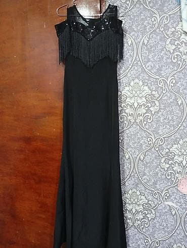 Qara rəngdə uzun ziyafət paltarı - Model: uzun, düz siluetli, yerlərə