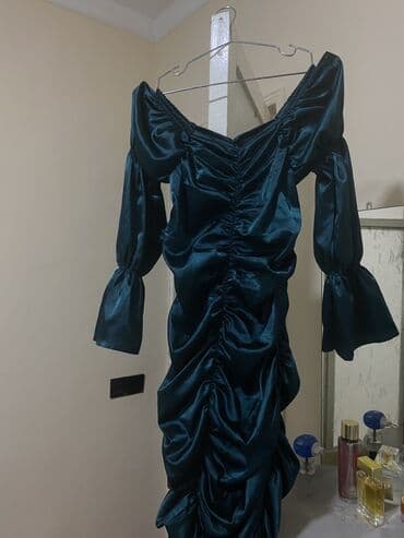 ev geyimleri ve qiymetleri: Zümrüd-yaşıl atlas parçadan hazırlanmış zərif ziyafət donu. - Model — 1