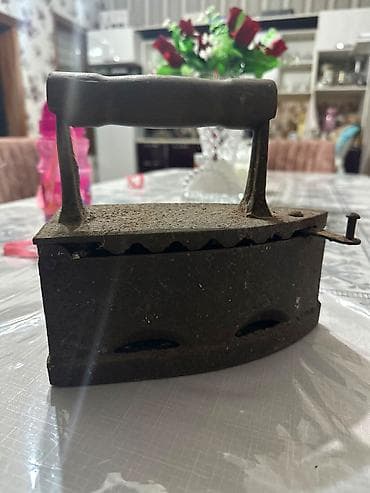 Qədimi od ütüsü - Material: tökmə dəmir korpus, taxta tutacaq - — 2