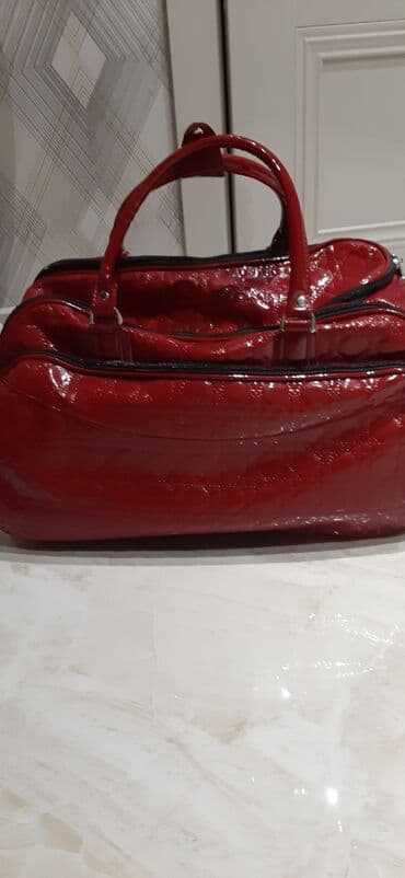 Dəbilqələr: Parlaq qırmızı rəngdə, dəbli görünüşlü çantası. Qısa tutacaqları var — 7