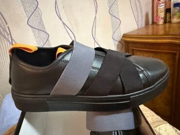 женские черные кроссовки: Qara rəngli uniseks krossovkalar qadın üçündür. 1 dəfə geyibilib 39 — 2