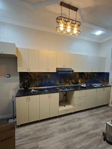 kuxna bebeli: Bej rəngdə, yuxarı və aşağı şkafları olan mətbəx mebeli dəsti. Qara — 2