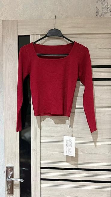 Qadın trikotaj sviterlər – 2 model 1) Bordo rəngli, kvadrat dekolteli