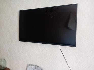 televizor arxasi: LG LED televizor, təxmini 50–55 düym ekran ölçüsü (divara asılmış) — 1