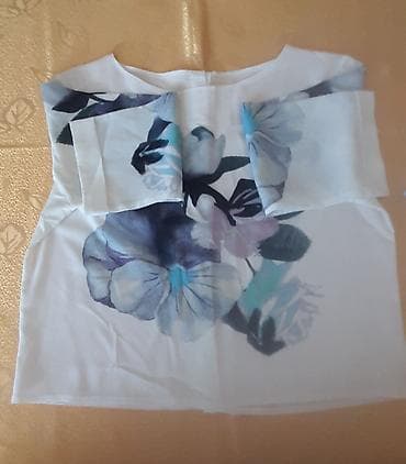 Bir neçə müxtəlif dizaynlı qadın köynəkləri təqdim olunur. Birincisi