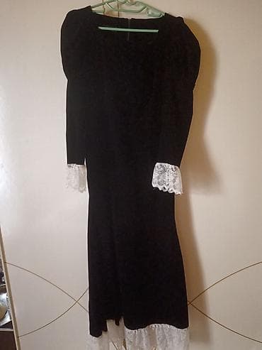 Qadın paltarı – qara məxmər, ağ krujeva detallı - Model