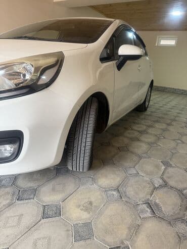 mercedes e 240: Kia Rio sedan - ağ rəng,4qpı,servizdir,bez krasqadır və bərəbər — 5