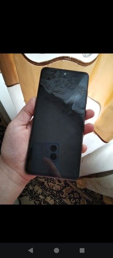 Məhsul: Smartfon - Ekran: Tam ekran ön panel, mərkəzdə dəlikli ön