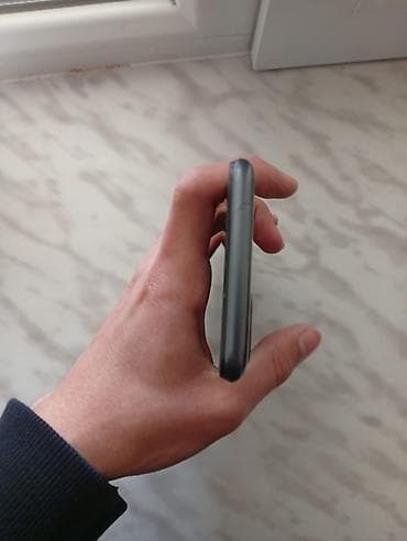 Smartfon – qara/rəngsiz ön panel, mat boz arxa qapaq. ((((32g/2ram