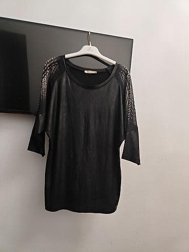 Qara qadın bluzası - Rəng: qara - Model: sərbəst kəsim, dairəvi yaxa